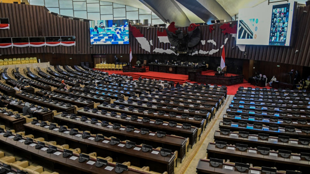 Anggota DPR mengikuti Rapat Paripurna ke-14 Masa Persidangan III 2019-2020 di Kompleks Parlemen, Senayan, Jakarta, Selasa (5/5). Foto: ANTARA FOTO/Galih Pradipta