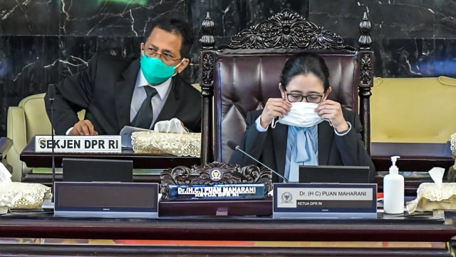 Ketua DPR Puan Maharani (kanan) memimpin Rapat Paripurna ke-14 Masa Persidangan III 2019-2020 di Kompleks Parlemen, Senayan, Jakarta, Selasa (5/5). Foto: ANTARA FOTO/Galih Pradipta