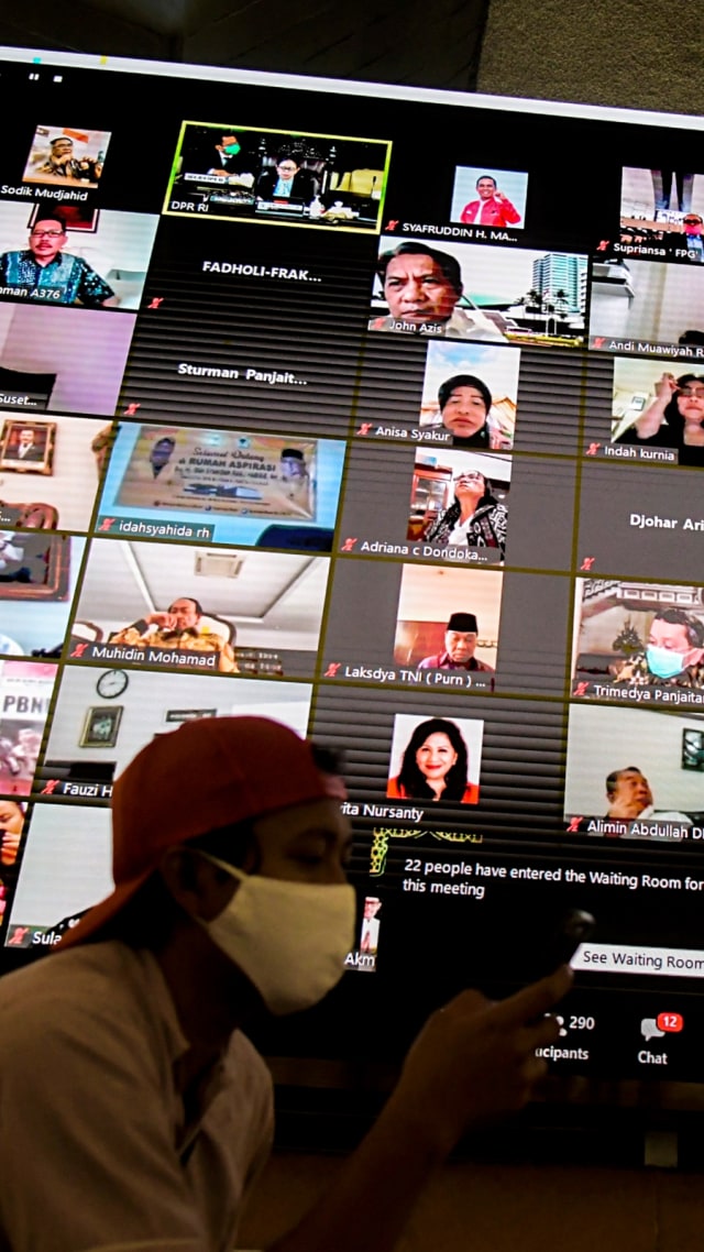 Sejumlah anggota DPR RI mengikuti Rapat Paripurna ke-14 Masa Persidangan III 2019-2020 secara vitual di Kompleks Parlemen, Senayan, Jakarta, Selasa (5/5). Foto: ANTARA FOTO/Galih Pradipta