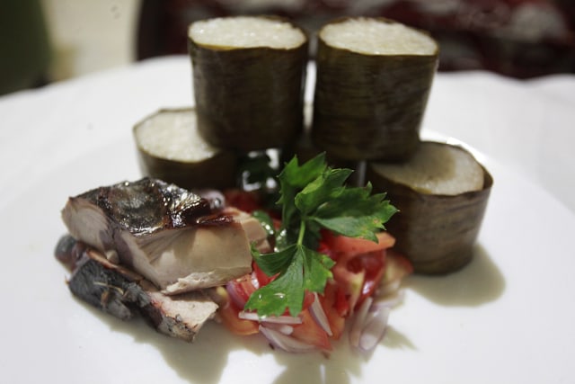 Nasi jaha kerap dipadukan dengan ikan fufu atau ikan asap. Foto: Gustam Jambu/cermat 