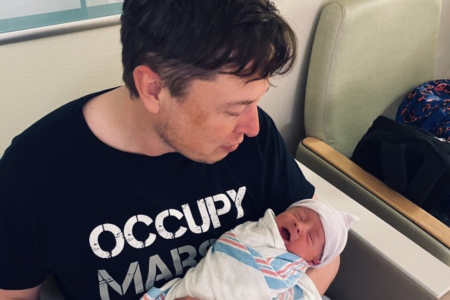 Elon Musk menggendong bayi laki-lakinya bernama X Æ A-12 Musk. Foto: Dok. Elon Musk via Twitter