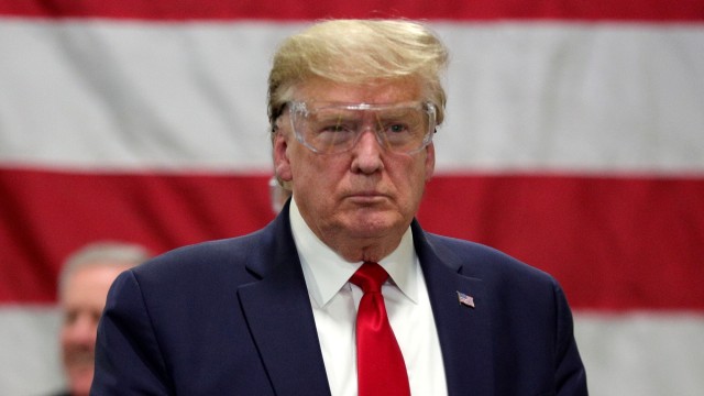 Presiden AS Donald Trump memakai kacamata pelindung saat berkunjung ke fasilitas Honeywell yang memproduksi masker di Phoenix, Arizona, AS, Selasa (5/5). Foto: REUTERS/Tom Brenner 