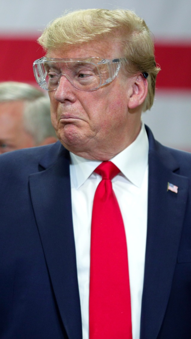 Presiden AS Donald Trump mengenakan kacamata pelindung saat berkunjung ke pabrik masker di Phoenix, Arizona, AS. Foto: REUTERS/Tom Brenner