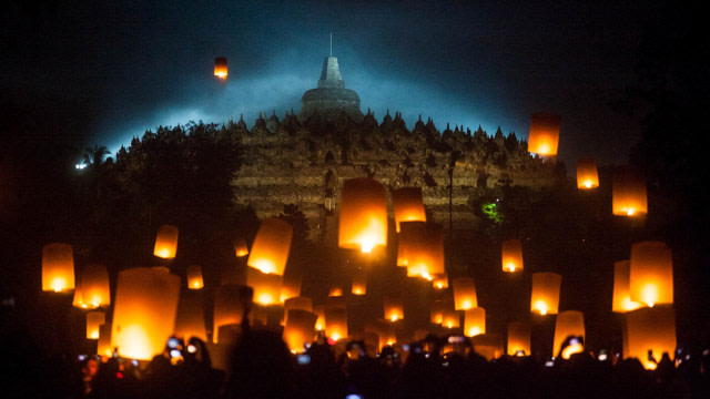 Pengunjung menerbangkan lampion perdamaian saat perayaan Waisak 2563 BE/2019 di Taman Lubini, Candi Borobudur, Magelang, Jawa Tengah, Minggu (19/5/2019). Foto: ANTARA FOTO/Andreas Fitri Armoko