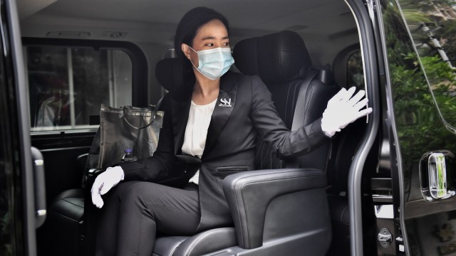 Seorang karyawan dari layanan pengiriman makanan mewah White Glove Delivery mengumpulkan pesanan di Bangkok, Thailand. Foto: AFP/Lillian SUWANRUMPHA