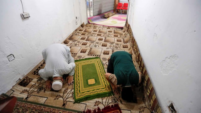 Ilustrasi salat Ied di rumah. Foto: Reuters/THAIER AL-SUDANI
