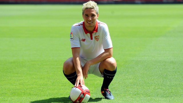 Samir Nasri saat diperkenalkan sebagai pemain Sevilla. Foto: Cristina Quicler / AFP