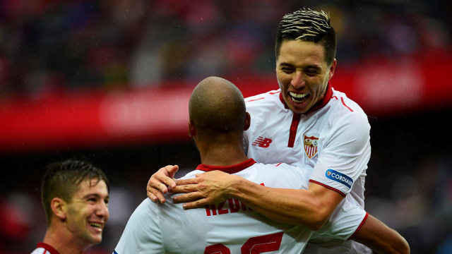 Samir Nasri saat merayakan gol bersama Steven N'Zonzi. Foto: CRISTINA QUICLER / AFP