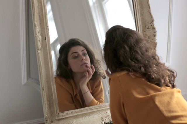 5 fase yang kerap dirasakan dan dialami saat quarter life crisis | Photo by Pexels/Andrea Piacquadio