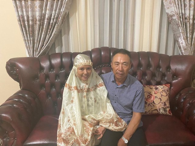 Pasangan suami istri beda negara, Mr Wang dan Nuning. Foto: Wiwid Abid Abadi/kendarinesia