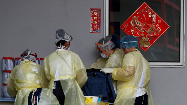 Petugas medis menggunakan alat pelindung diri di Singapura. Foto:  REUTERS / Edgar Su