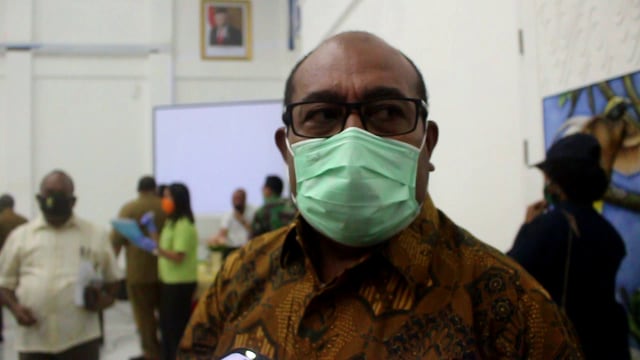 Kepala Kantor Perwakilan PT. Freeport Indonesia di Kota Jayapura, Anderson Warobai, saat memberikan keterangan kepada awak media di Kota Jayapura