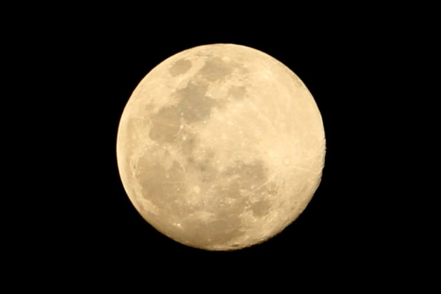 Fenomena 'Supermoon' terlihat di Desa Alue Raya, Kecamatan Samatiga, Aceh Barat, Aceh, Rabu (6/5/2020). Foto: ANTARA FOTO/Syifa Yulinnas