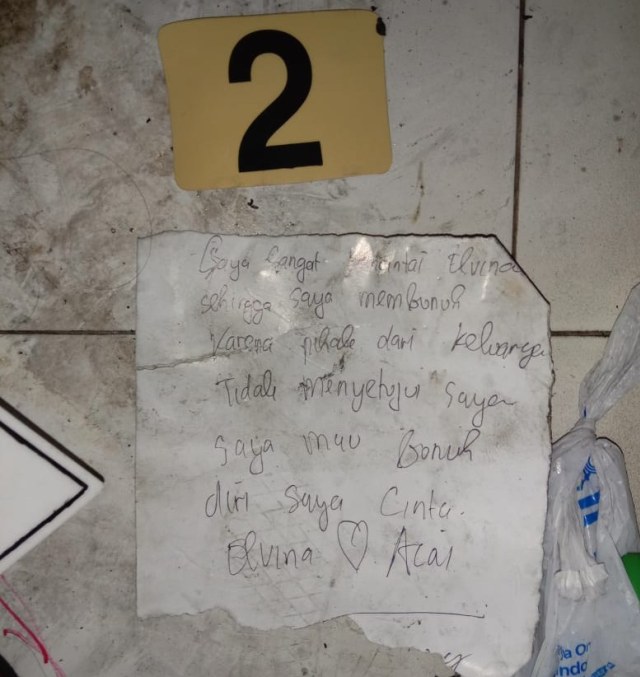 Barang bukti sepucuk surat ditemukan si lokasi pembunuhan. Foto: Istimewa
