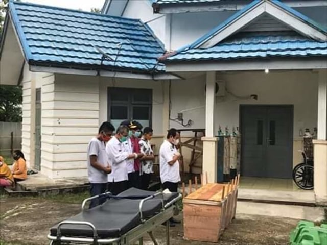 BUPATI Kuantan Singingi, Mursini (dua kiri masker hijau), ikut menyalatkan jenazah PDP Ny E (63), Kamis pagi, 7 Mei 2020, di RSUD Taluk Kuantan, Kuansing. 