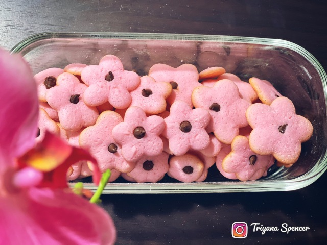 ilustrasi kue semprit rasa bunga sakura homemade foto by Triyana Spencer