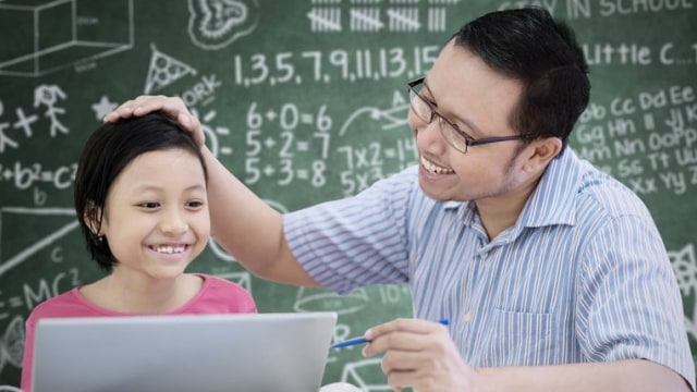 5 Cara Bagi Tugas dengan Suami untuk Dampingi Anak Belajar di Rumah