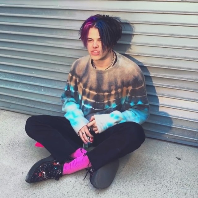 Yungblud di video klip Weird dok YouTube