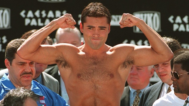 Oscar De La Hoya pada 1998, saat masih memegang sabuk juara kelas welter WBC. Foto: AFP/John Gurzinski