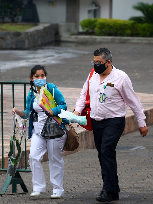 Staf medis berjalan di dalam kompleks 'Los Pinos' yang dijadikan rumah sementara petugas kesehatan yang merawat pasien corona di Meksiko. Foto: REUTERS / Edgard Garrido