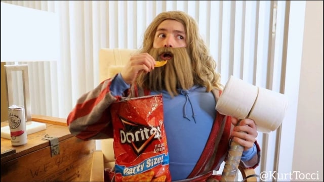 Kurt Tocci pada video sketsa terbarunya (Foto: kanal YouTube Kurt Tocci) 