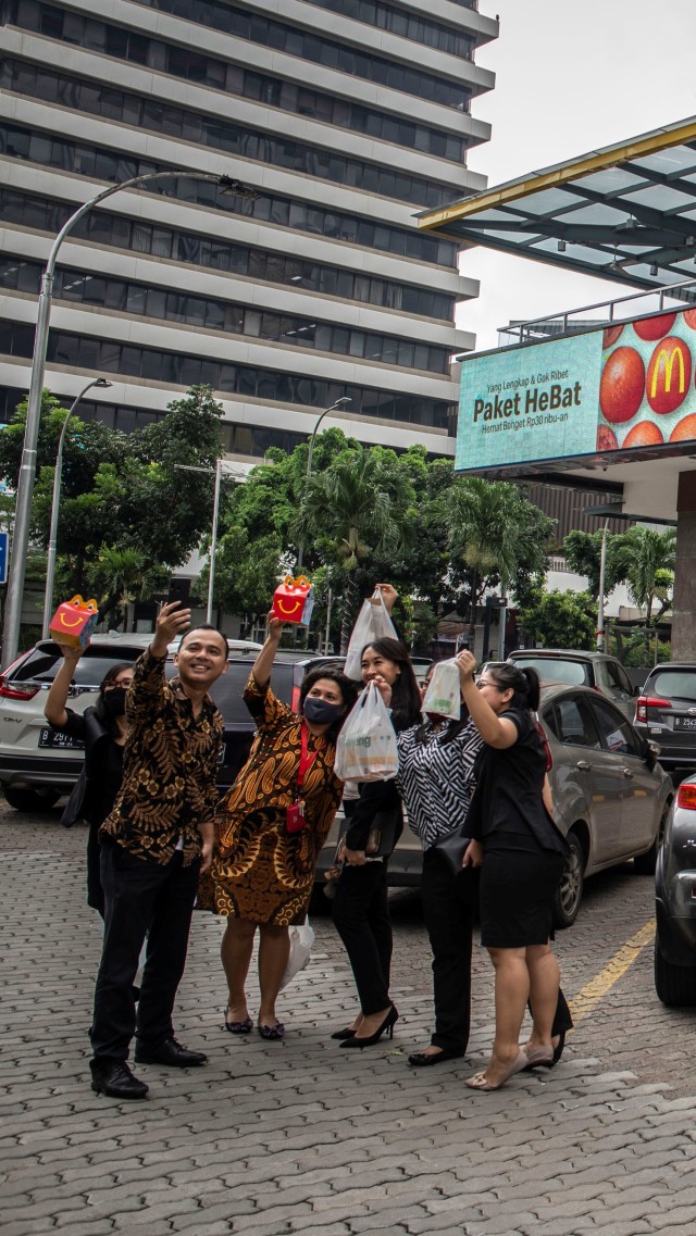 Pengunjung berswafoto seusai membeli makanan di gerai makanan cepat saji McDonald's, kompleks pusat perbelanjaan Sarinah, Jakarta, Jumat (8/5/2020).  Foto: ANTARA FOTO/Aprillio Akbar