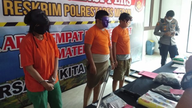 Polrestabes Medan menunjukkan barang bukti dan tiga tersangka pembunuh wanita dalam kardus di Sumatera Utara. Foto: Dok. Polrestabes Medan 