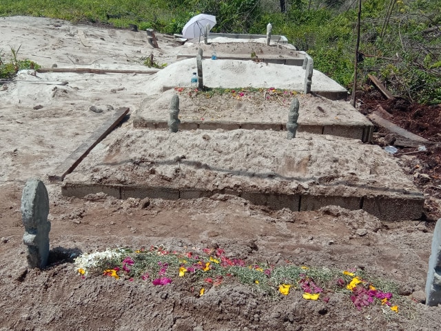 Makam para jenazah yang dimakamkan dengan Protap COVID-19 di Kota Palangka Raya.