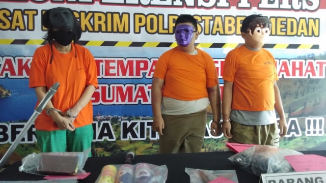Polrestabes Medan menunjukkan barang bukti dan tiga tersangka pembunuh wanita dalam kardus di Sumatera Utara. Foto: Dok. Polrestabes Medan