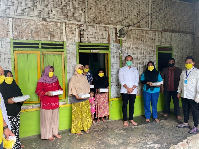  Anggota DPRD Sumut, Akbar Himawan Buchari berfoto usai membagikan makanan berbuka puasa dan masker. Foto: Istimewa