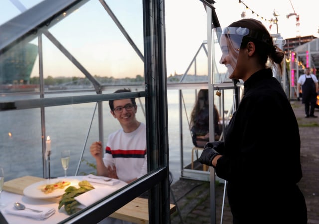 Restoran rumah kaca di Amsterdam, Belanda. Foto: REUTERS/Eva Plevier