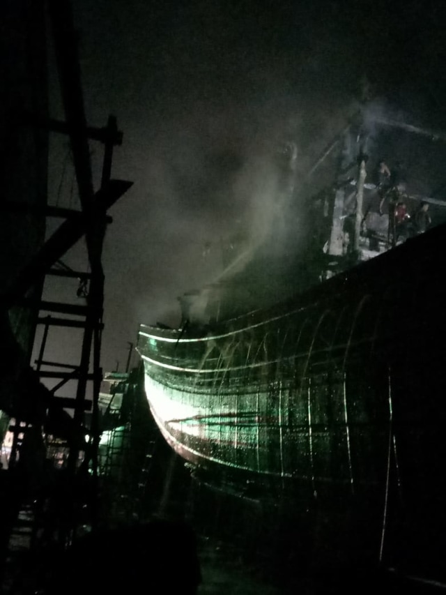 Kapal yang terbakar di Pelabuhan Pelelangan Ikan di Bajomulyo, Pati, Jawa Tengah. Foto: Dok. Istimewa