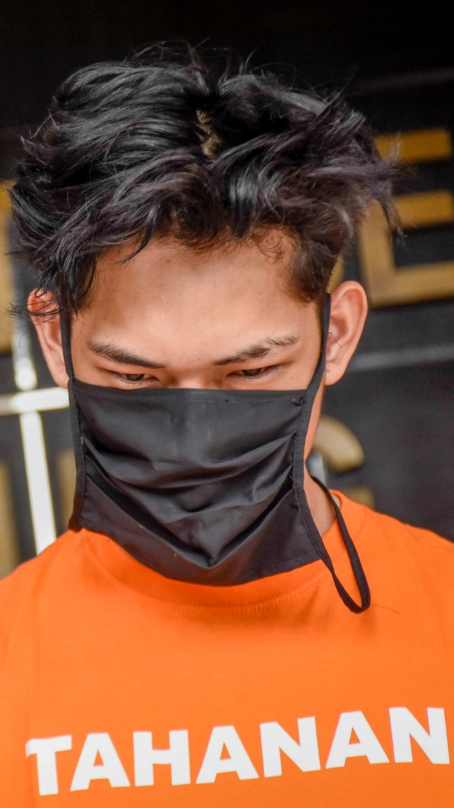 Tersangka kasus candaan bantuan sosial, Ferdian Paleka dihadirkan saat gelar perkara di Polrestabes Bandung, Jawa Barat, Jumat (8/5). Foto: ANTARA FOTO/Ahmad Fauzan