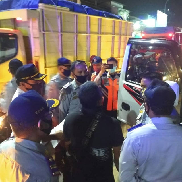 Petugas saat merazia pemudik yang naik mobil dengan tulisan pulang kampung di Jakarta Utara. Foto: Dok. Dishub Jakarta Utara