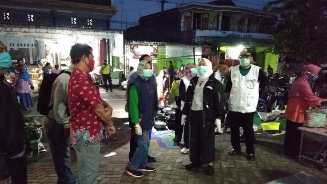 Bupati Bojonegoro, Dr Hj Anna Muawanah, saat meninjau pelaksanaan rapid test masal terhadap pedagang Pasar Dander. Sabtu (09/05/2020)