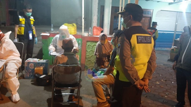 Dinkes Bojonegoro saat laksanakan pemeriksaan rapid test masal terhadap pedagang Pasar Bajarejo Bojonegoro. Sabtu (09/05/2020)