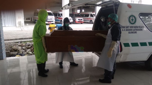 Petugas RSUD dr R Sosodoro Djatikoesoemo Bojonegoro, saat bersiap-siap untuk menuju tempat pemakaman Kelurahan Karangpacar Bojonegoro. Sabtu (09/05/2020)