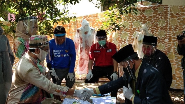 Pernikahan unik bertajuk Nikah Bareng Peduli COVID-19 dengan mahar APD di KUA Kecamatan Banguntapan, Bantul, DIY. Foto: ANTARA/Hery Sidik