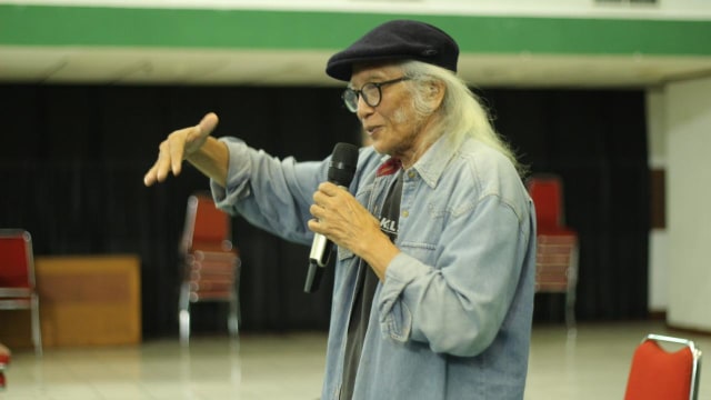 Rudolf Puspa saat mengajarkan olah rasa kepada para pemain The Great Rahwana Re-run (16/13/2020). Dok:Teater Keliling Indonesia.