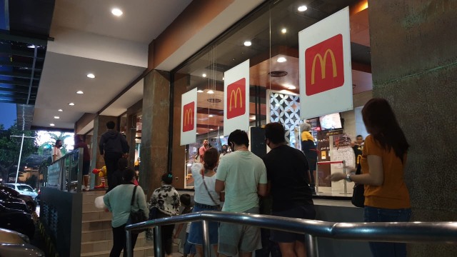 Warga Jakarta berkunjung dan berfoto di McD Sarinah. Foto: Dok. Kharis