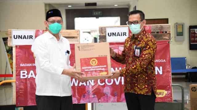 BIN menyerahkan bantuan alat Laboratorium ke Universitas Airlangga. Foto: Dok. BIN