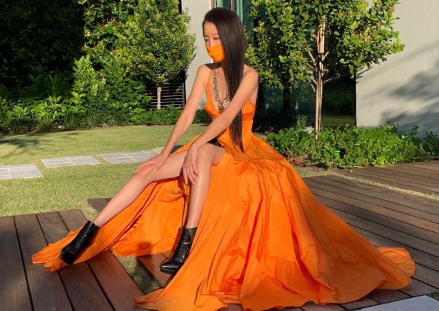 Gaya desainer Vera Wang yang tampak awet muda saat karantina. Foto: dok. Instagram/ @verawang