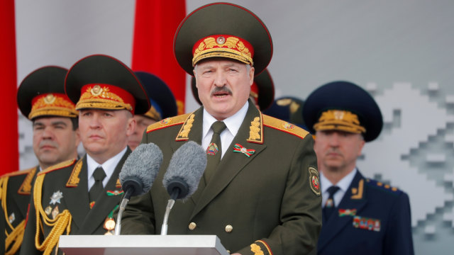 Presiden Belarusia Alexander Lukashenko saat menghadiri hari perayaan kemenangan atas Nazi Jerman dalam Perang Dunia Kedua di Minsk, Belarusia. Foto: REUTERS/Vasily Fedosenko