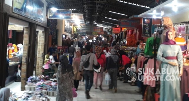 Hingga hari kelima sejak dimulainya PSBB pada 6 Mei 2020, aktivitas masyarakat di Pasar Palabuhanratu masih seperti biasanya. | Sumber Foto:Nandi