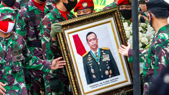 Prajurit TNI membawa bingkai foto saat mengikuti prosesi pemakaman mantan Panglima TNI Jenderal TNI (Purn) Djoko Santoso di San Diego Hills Memorial Park. Foto: ANTARA FOTO/M Ibnu Chazar