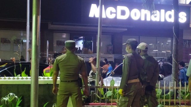 Kasatpol PP DKI Jakarta, Arifin, memberikan teguran keras terhadap pengelola McD Sarinah.  Foto: Dok. Satpol PP