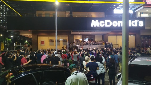 Kasatpol PP DKI Jakarta, Arifin, memberikan teguran keras terhadap pengelola McD Sarinah.  Foto: Dok. Satpol PP