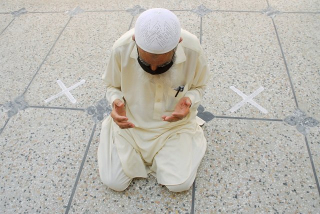 Ilustrasi berdoa. Dok: REUTERS/Waseem Khan