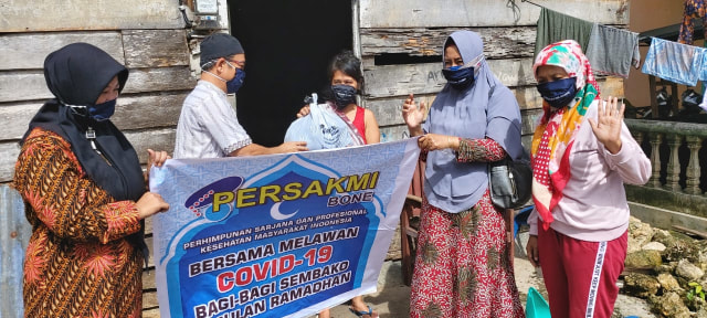 Persakmi Bone bagikan paket sembako kepada masyarakat terdampak Covid-19