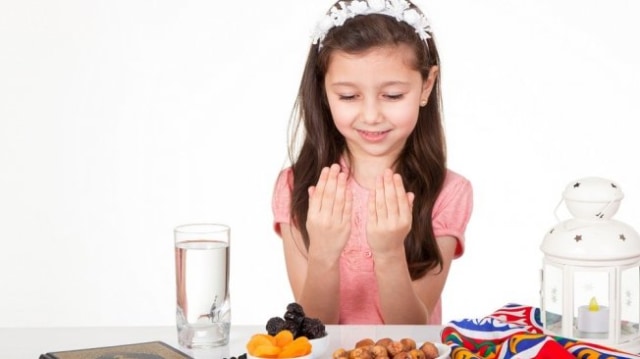 Ilustrasi anak kecil berbuka puasa. Foto: Shutterstock